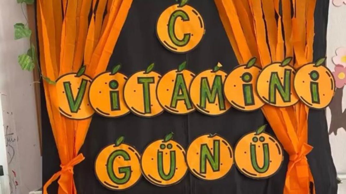 Okulumuz Gülen Yüzler Sınıfı Sabah Grubu Meyve Suyu-C vitamini günü etkinliği yaptı.