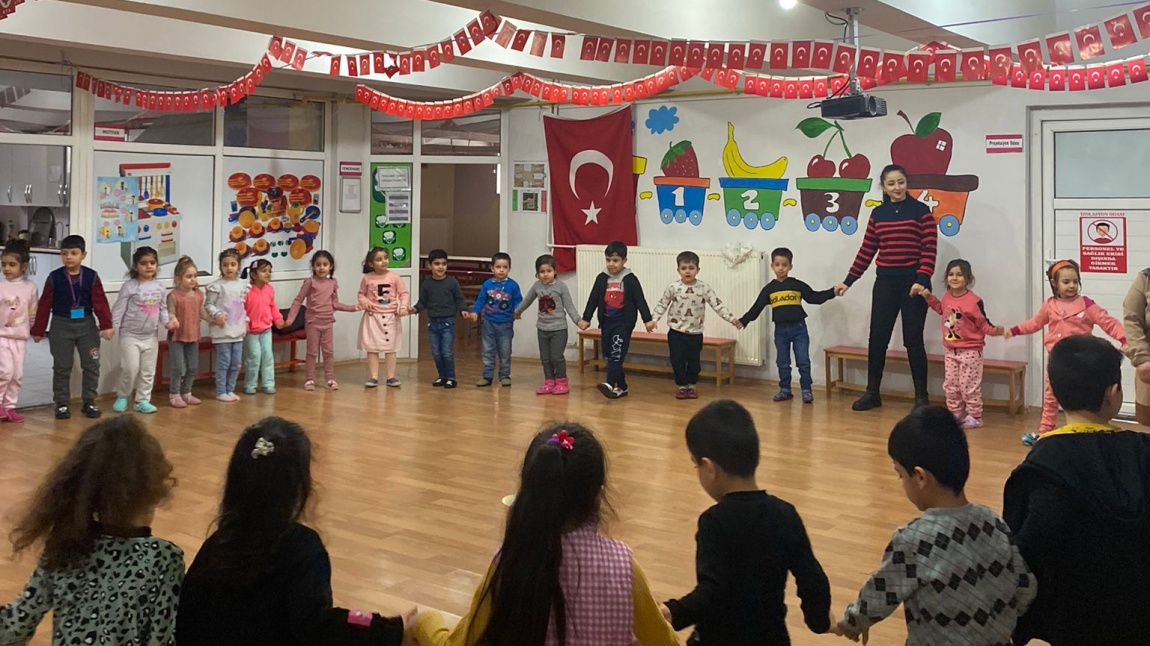 Okulumuz öğretmeni Demet Kaplan Çalı müzikli oyun etkinliğini yönetti. 